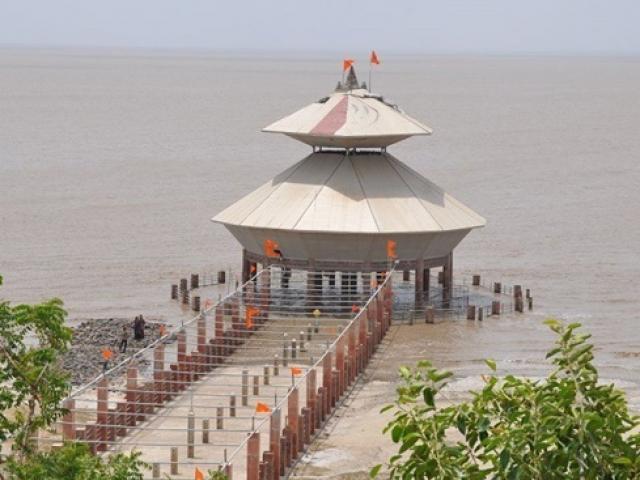 Du lịch - Ngôi đền "thoắt ẩn, thoắt hiện" giữa biển mỗi ngày hút khách đổ đến chiêm ngưỡng