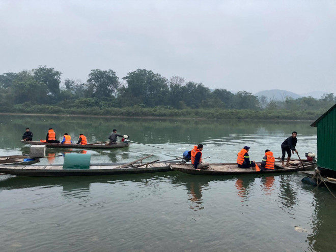 Lực lượng chức năng đang khẩn trương tìm kiếm nạn nhân mất tích - Ảnh: Công an cung cấp