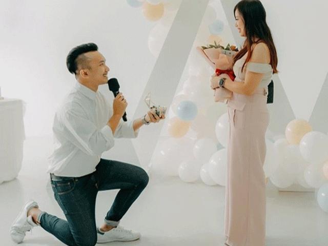 Bạn trẻ - Cuộc sống - Chàng trai quỳ gối cầu hôn bạn gái bằng "bó hoa" gà rán, tiết lộ lý do đặc biệt