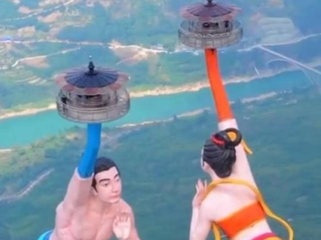 Du lịch - Trải nghiệm hú hồn trên 2 bức tượng xoay tay giữa trời tại Trung Quốc