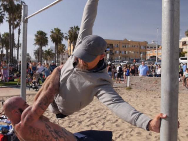 Thể thao - Video 57 triệu lượt xem: “Cụ U70” khiến lực sĩ xăm trổ “thấy xấu hổ