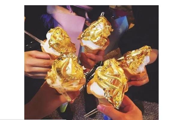 Tại Sài Gòn, một cây kem dát vàng có giá 150.000 đồng, còn phiên bản ở Hà Nội có giá chỉ 89.000 đồng/cây nhưng lượng kem ít hơn.
