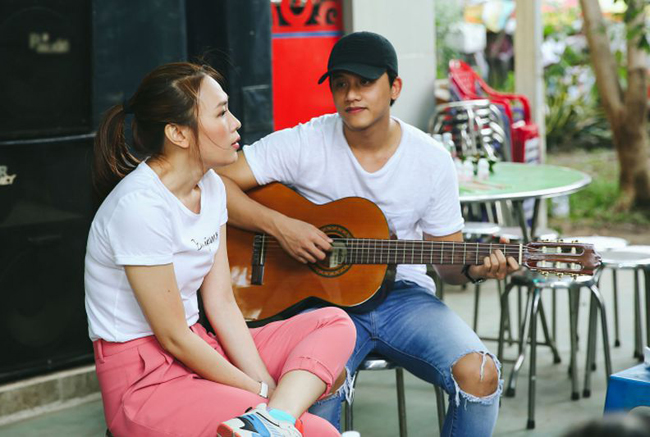Cả hai cùng nhau tham gia các hoạt động thiện nguyện, Mai Tài Phến đàn cho &#34;họa mi tóc nâu&#34;.
