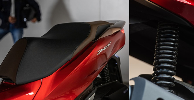 Nhấn mạnh vào tính thể thao, PCX 160 có một sự sang trọng với những đường nét sắc lẹm trong một khuôn hình hoàn hảo. Ảnh phía bên đuôi xe 2021 Honda PCX 160.
