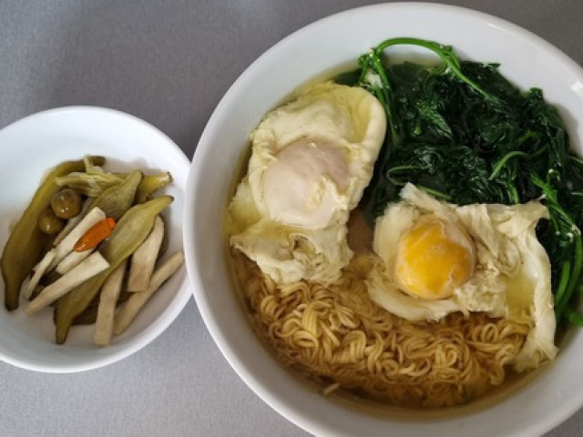 Ẩm thực - Lạ lùng thứ rau "chẳng trồng mà có" phải đem nhổ bỏ đi nhưng làm thành món "gây nghiện"