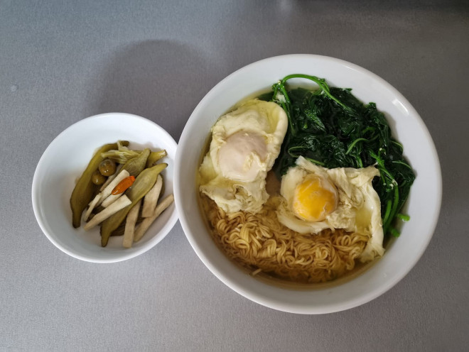 Mì trứng chần rau tầm bóp. Chần mì qua nước đun sôi 1p cho bớt các phụ gia và lượng dầu chiên trong sợi mì. 1 trứng chần đun sôi 2-3 phút có lòng đào (quả bao trong lòng trắng nhiều hơn) 1 trứng chần kĩ 5-6 phút lòng đỏ chín hơn, giữa dẻo bùi. Rau chần nước sôi lớn 2 phút là ngon nhất.