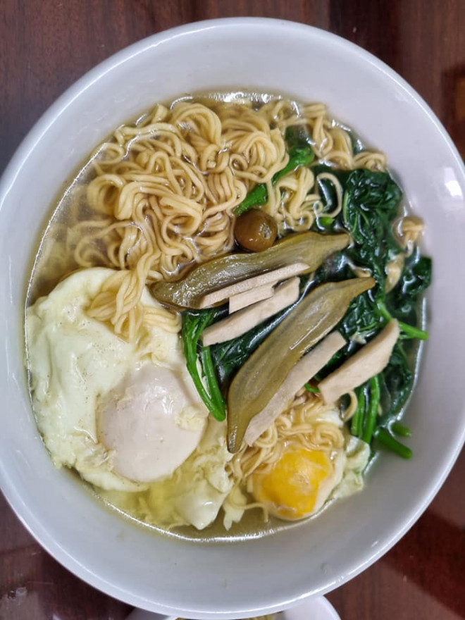 Thêm chút núc nắc muối măng và cà đắng. Vẫn mang đậm vị Tây Bắc trong bát mì. Bát mì đủ vị: chua, cay, ngọt, bùi ... nơi cuống lưỡi.