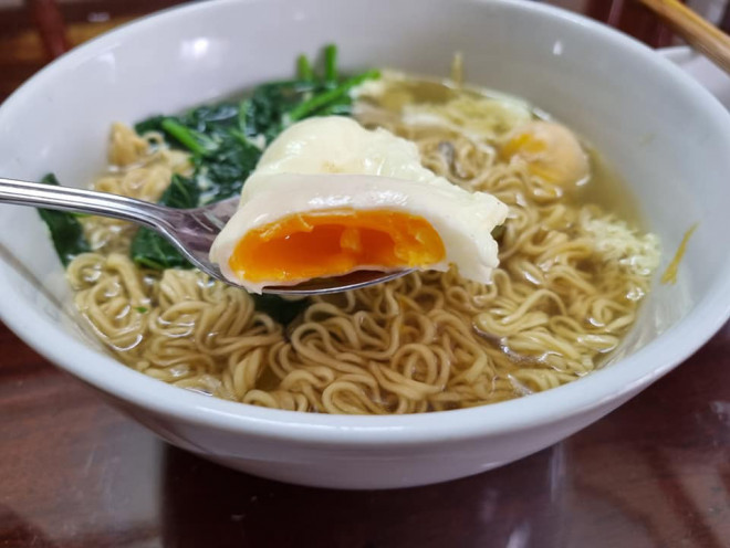 Lòng đỏ quả chần 3 phút: ngọt ngậy, thơm mùi trứng.