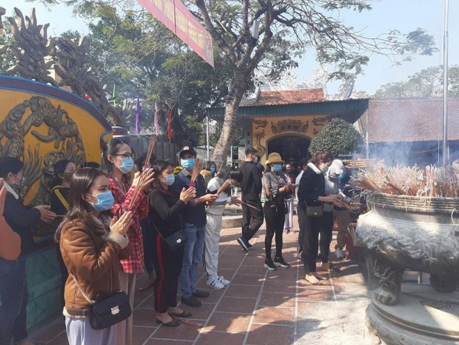 Người dân chen nhau thắp hương, không giữ khoảng cách