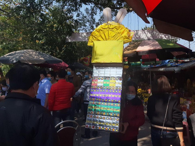 Nhiều lễ vật màu vàng mà người dân đưa đến làm lễ tại đền