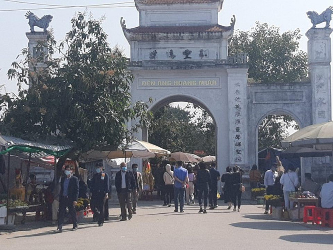 Dòng người tấp nập đi lễ đền Ông Hoàng Mười ngày 20-2