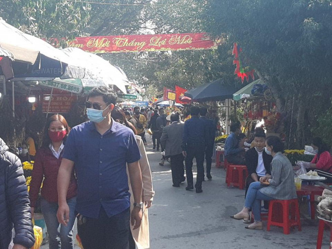 Có nhiều người ở các tỉnh thành khác về đền Ông Hoàng Mười thắp hương
