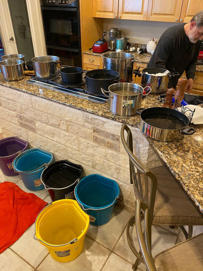 Cúp nước khiến một gia đình phải huy
động toàn bộ xô, nồi trong nhà để lấy tuyết tan làm nước sinh hoạt.
Ảnh: Rhonda Medlin