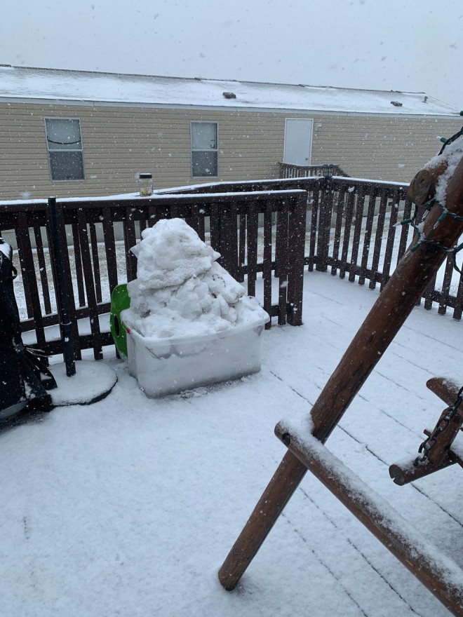 Một người đàn ông nói ông sẽ lấy
tuyết ở hiên nhà rồi đun sôi để dùng cho các nhu cầu thiết yếu.
Ảnh: Jaalany Valenzuela