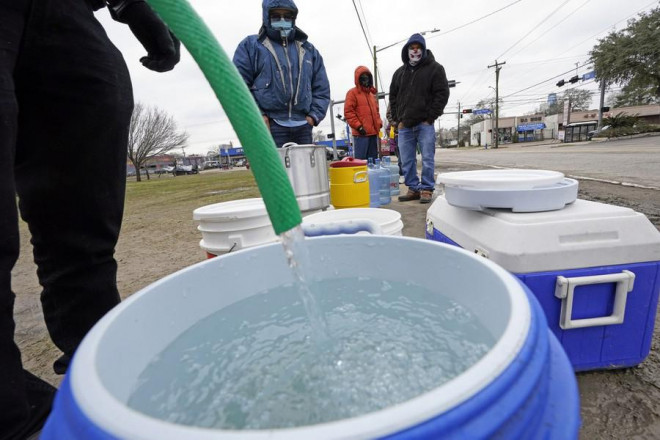 Người dân TP Houston xếp hàng chờ lấy
nước ở vòi nước trong công viên. Ảnh: AP
