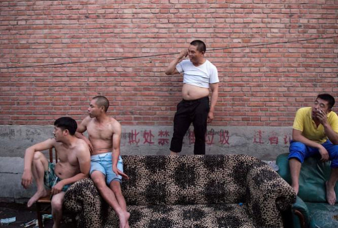 Mua xe, làm nhà, lấy vợ là ba ngọn núi khó vượt qua của đàn ông nông thôn Trung Quốc