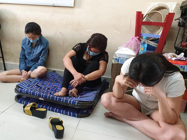 Pháp luật - Nhóm chơi bạc tung chạy tán loạn khi gặp công an