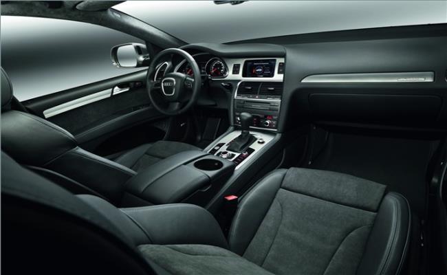 Phiên bản Q7 2010 quy tụ hùng hậu các trang thiết bị tối tân như hệ thống giải trí đa phương tiện MMI mới nhất của Audi với đầu đĩa 6 CD và 8 loa, 3 màn hình cực nét và dàn âm thanh “khủng”, hệ thống điều hòa khí tự động, cơ cấu lái servotronic tiêu chuẩn, ghế tự điều khiển nhiệt độ, bản đồ 3D, kết nối Bluetooth, kênh TV, kênh đài kỹ thuật số…
