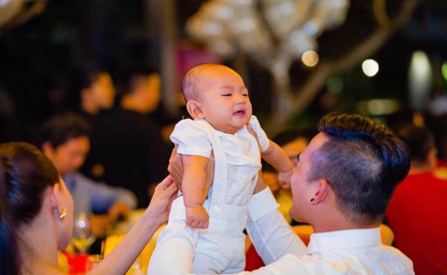 Chỉ mới hơn 2 tuổi nhưng nhóc tỳ Bảo Bảo đã được bố mẹ đầu tư trang phục sành điệu, đắt tiền.
