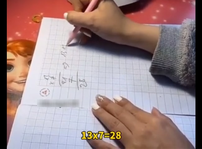Người mẹ hướng dẫn con gái mình làm bài toán.&nbsp;
