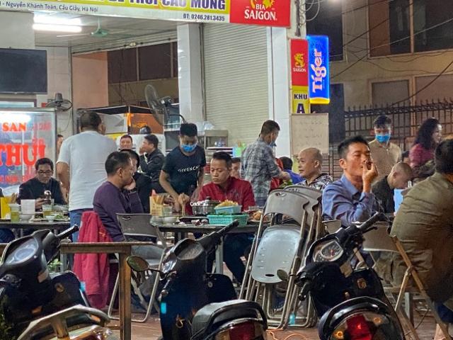 Thị trường - Tiêu dùng - Nhiều quán nhậu ở Hà Nội thách thức lệnh giãn cách, khách đông như trẩy hội