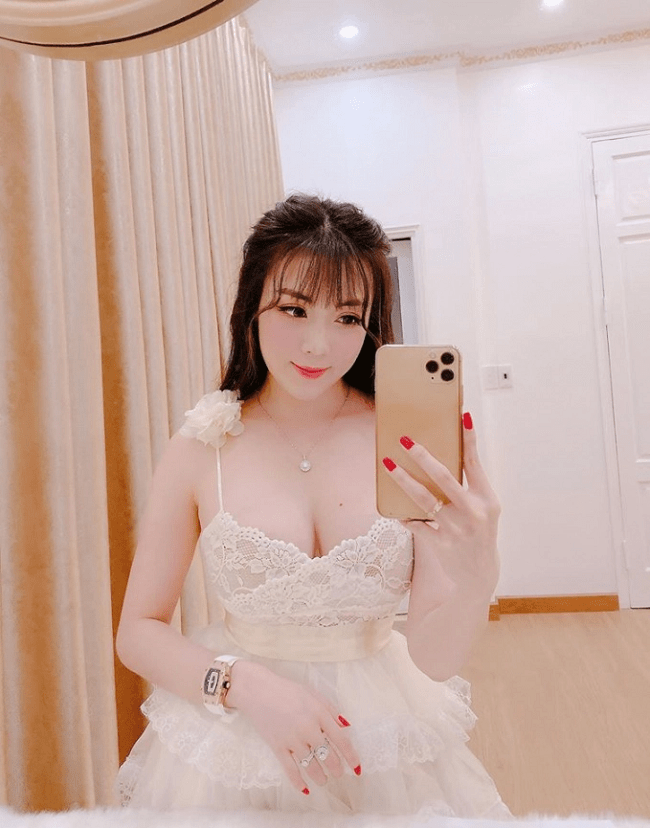 Theo đuổi phong cách sexy nên Hà My không ít lần diện trang phục gợi cảm, khoe trọn ba vòng quyến rũ và gây chú ý với nốt ruồi son lấp ló trên thềm ngực.
