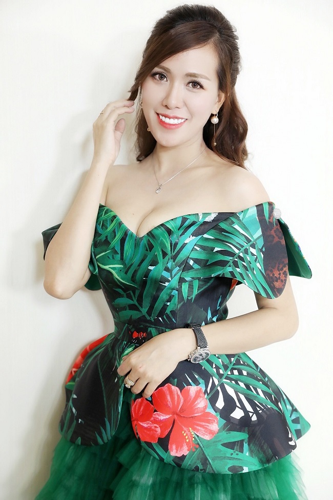 Mặc dù đã là một bà mẹ hai con, nhưng Mai Thỏ vẫn giữ được vóc dáng quyến rũ và nhan sắc trẻ trung như thiếu nữ.

