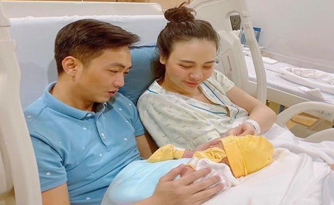 Ngay từ trước khi chào đời, cô bé đã có cuộc sống chuẩn “rich kid” mà nhiều người ngưỡng mộ.
