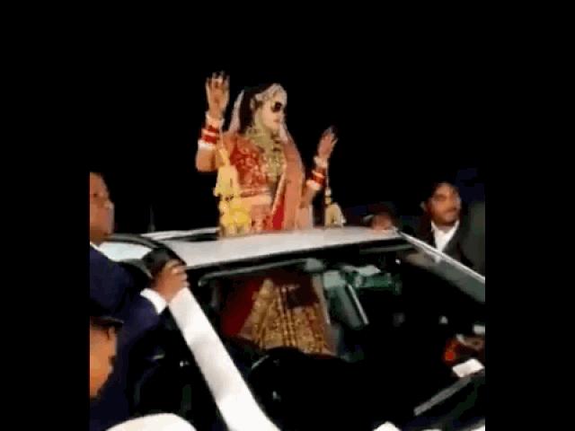 Media - Đang lắc lư theo điệu nhạc, cô dâu suýt bị ô tô "cướp mạng"