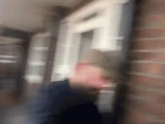 Media - Nam sinh gây "bão" mạng với kỹ năng lật bánh từ bếp xuống bãi đỗ xe