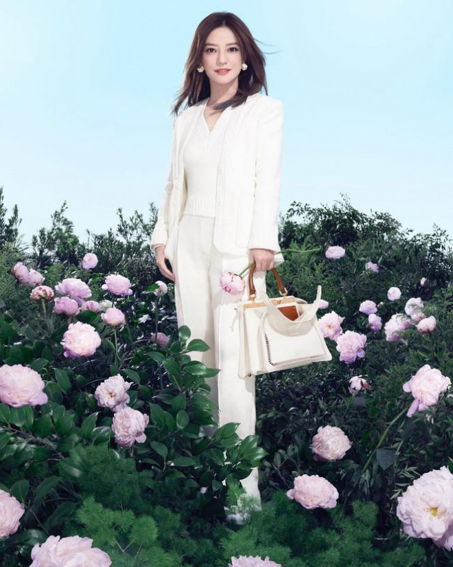 Triệu Vy sang chảnh đầy khí chất trong loạt ảnh đầu xuân - 2
