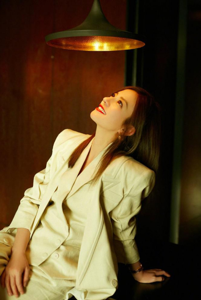 Triệu Vy sang chảnh đầy khí chất trong loạt ảnh đầu xuân - 14