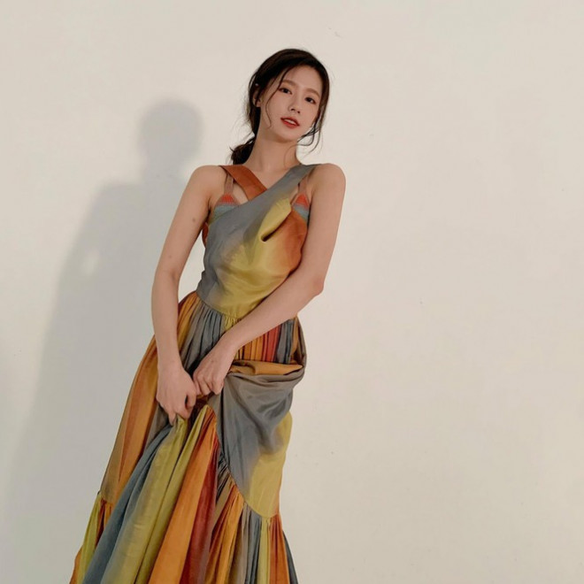 Đã tìm ra &#34;chiếc váy thần thánh&#34; được các mỹ nhân châu Á yêu thích nhất: Jisoo liệu có thắng thế? - 1