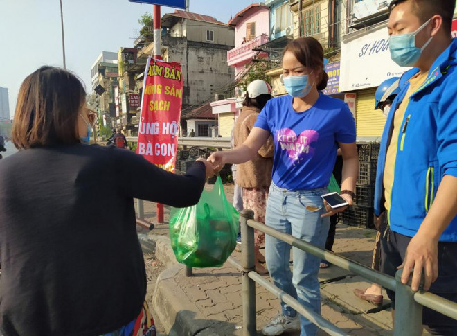 Đến hồi hơn 7h sáng, những bịch cà chua cuối cùng đã được người dân di chuyển qua mua hết.