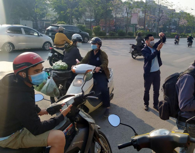 Do lượng hàng đưa về điểm bán có hạn, chưa phong phú các mặt hàng nông sản như: cà rốt, bắp cải, súp lơ, su hào, ổi... nên nhiều người đành phải đợi đến đợt hàng sau.