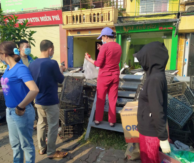 Tuy nhiên, những quả cà chua không được đẹp mã&nbsp;vẫn được nhiều người mua ủng hộ.&nbsp;
