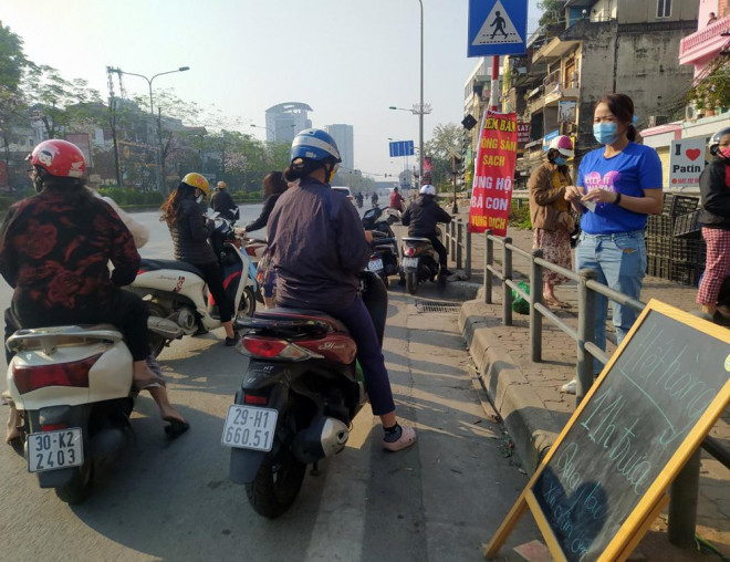 Nhóm thiện nguyện buộc phải viết tấm biển thông báo hết hàng và mong khách quay lại lúc 11h trưa.