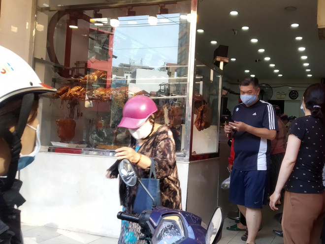 Chưa tới 8 giờ 30 sáng, tiệm heo quay này đã hết hàng, nhiều khách thất vọng ra về