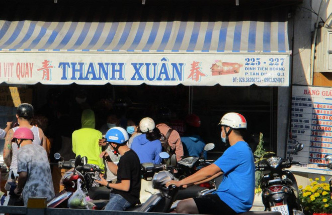 Heo quay giá 450.000 đồng/kg nhưng khách vẫn tranh nhau mua