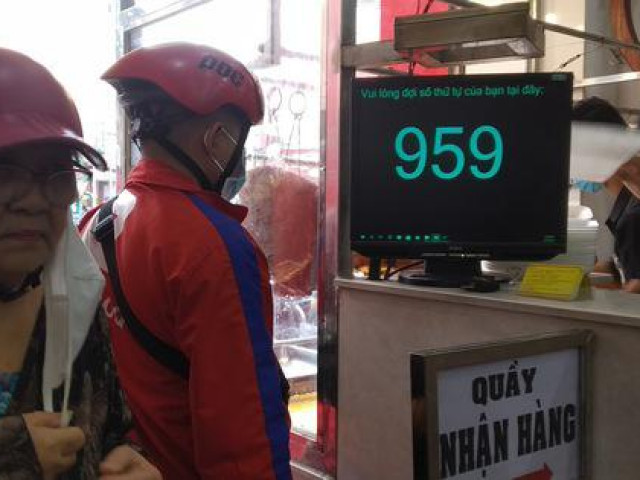 Thị trường - Tiêu dùng - Heo quay 450.000 đồng/kg, khách vẫn tranh nhau mua cúng Thần Tài