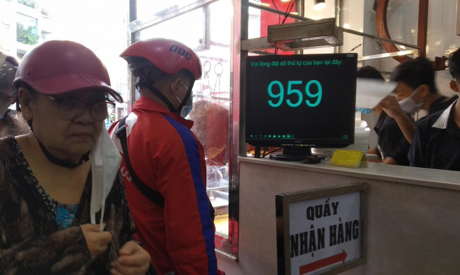 Mua heo quay lấy số thứ tự để chờ nhận hàng