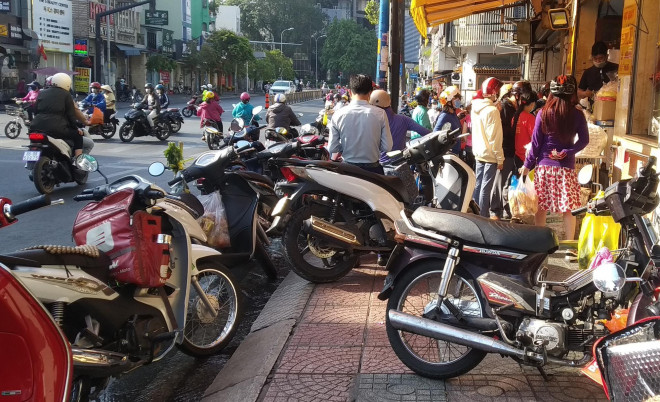 Ngày vía Thần Tài, các tiệm heo quay quanh khu vực Cầu Bông đều rất đông khách