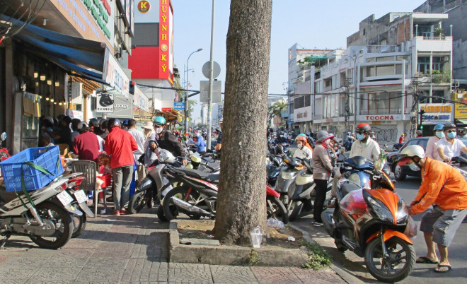 Dựng xe dưới lòng đường để mua heo quay ngày vía Thần Tài