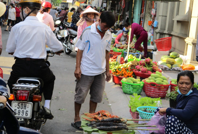 Cá lóc nướng sẵn trên đường Bà Lê Chân (quận 1) có giá 50.000 đồng/con