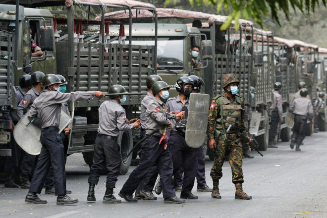 Cảnh sát và binh lính tại TP Mandalay ngày 20-2. Ảnh: Reuters