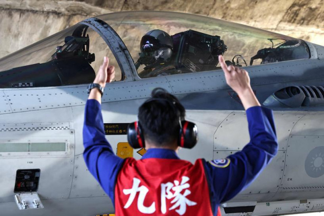 Máy bay tiêm kích phòng thủ bản địa F-CK-1 Ching-kuo của Đài Loan tại căn cứ ở Đài Nam ngày 26-1. Ảnh: Reuters