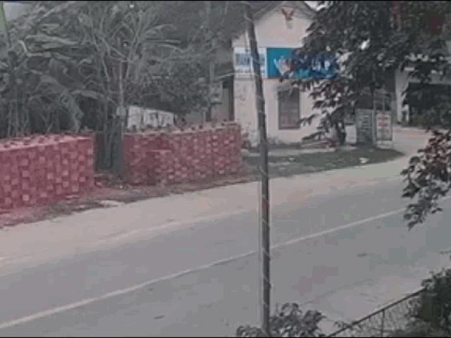 Media - Clip: Tài xế ô tô tông bay học sinh đi xe đạp rồi lao như trong phim