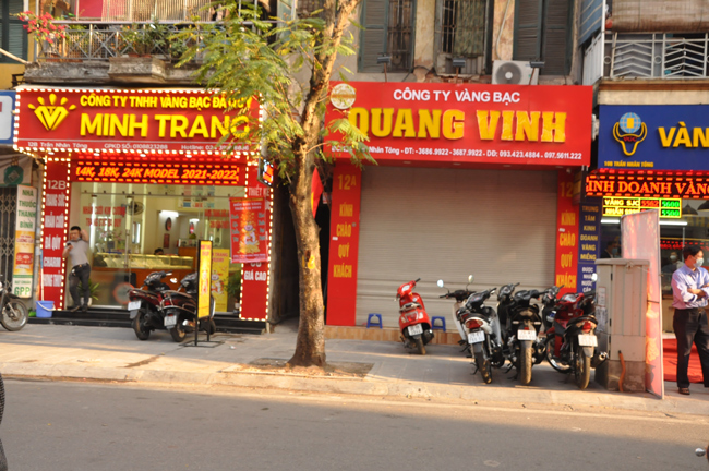 Tuy nhiên, một số các cửa hàng kinh doanh vàng nhỏ lẻ trên phố Trần Nhân Tông lại đìu hiu, vắng vẻ, không một bóng khách.

