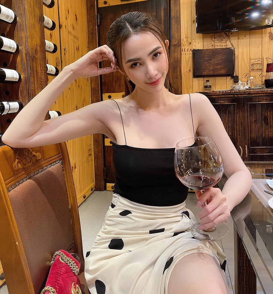 Loạt ảnh đầu năm mới của hoa hậu Phan Thị Mơ gây tranh cãi - 5