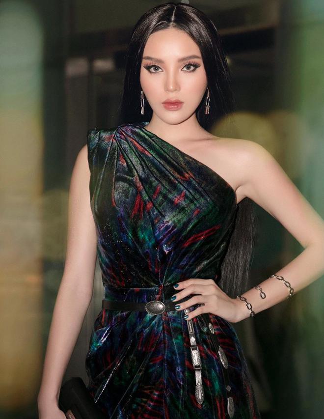 Cô theo đuổi hình ảnh cá tính, gợi cảm.